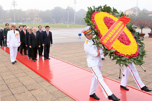 Spitzenpolitiker legen Blumenkranz am Ho Chi Minh Mausoleum nieder
